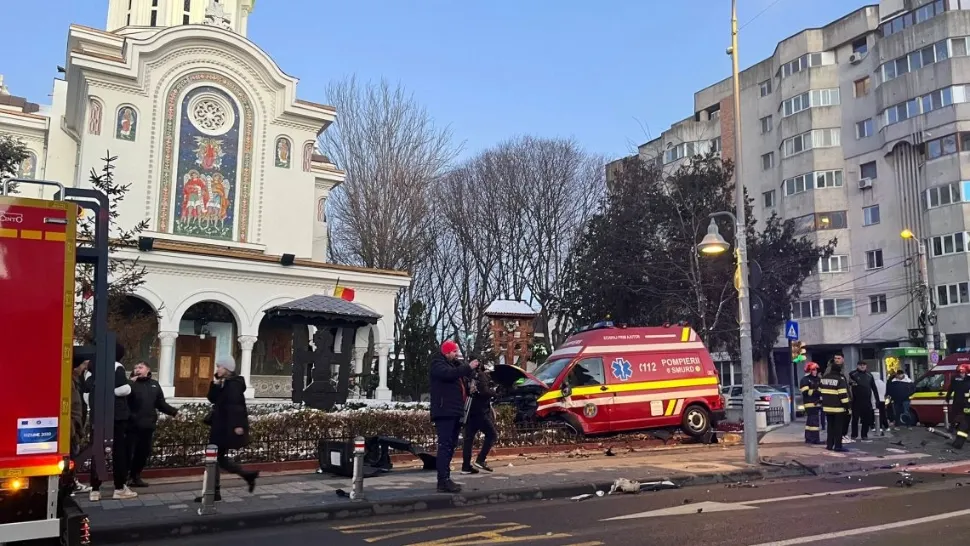 Ambulanță SMURD în misiune, grav accident, la Constanța: 5 victime, între care 3 paramedici. Autospeciala, proiectată în curtea unei biserici - VIDEO