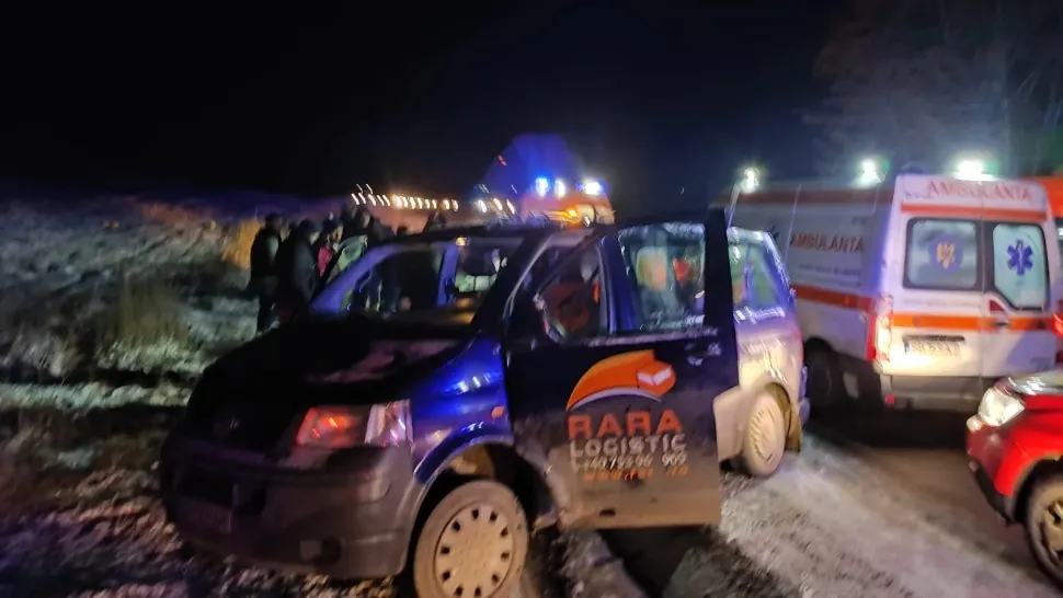 Accident grav, în Sibiu: două victime, după ce un microbuz plin cu pasageri a intrat într-un șanț