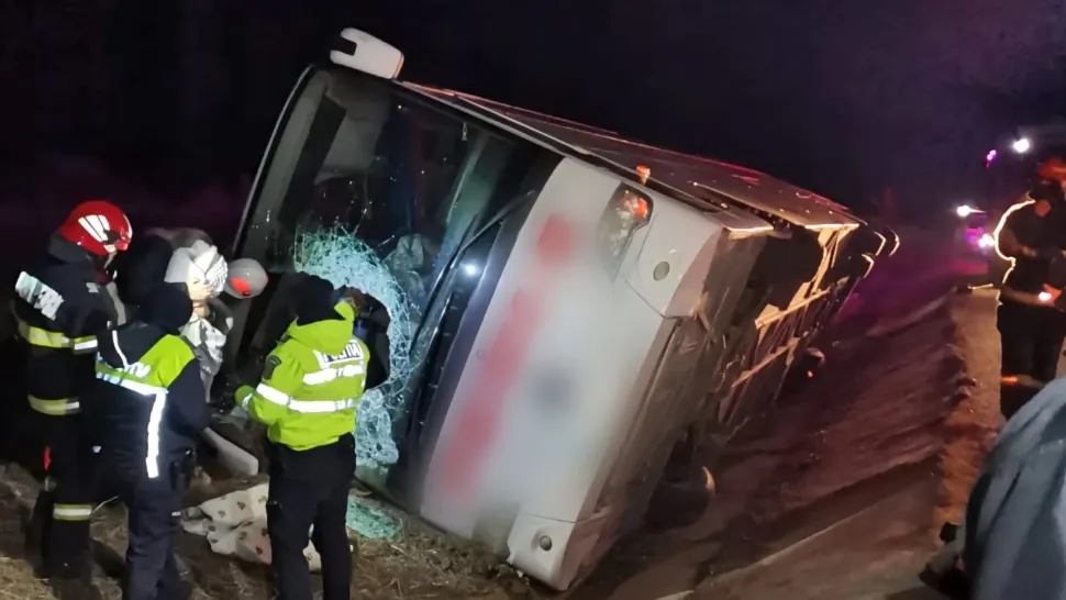 Un autocar în care se aflau 7 persoane a căzut în șanț! Șoferul și pasagerii au fost blocați în interior - FOTO