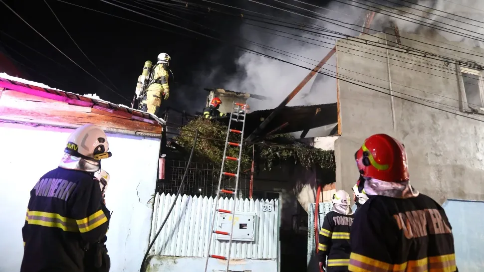 Incendiu violent în Capitală! O casă a fost mistuită de flăcări, iar alte două au fost parțial distruse: două persoane, la spital