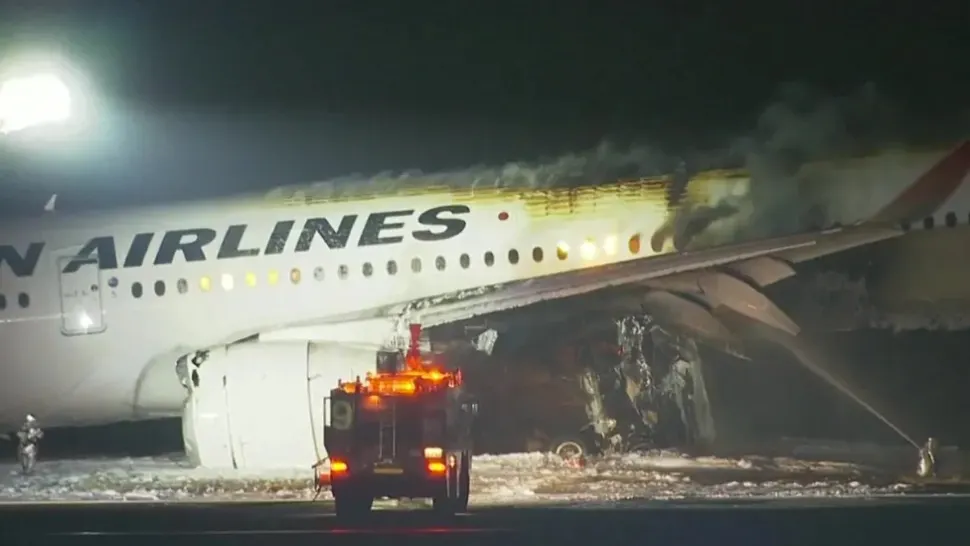 5 morţi, după ce un avion al Japan Airlines a luat foc pe pista aeroportului Haneda din Tokyo în urma coliziunii cu o aeronavă a Gărzii de Coastă - VIDEO