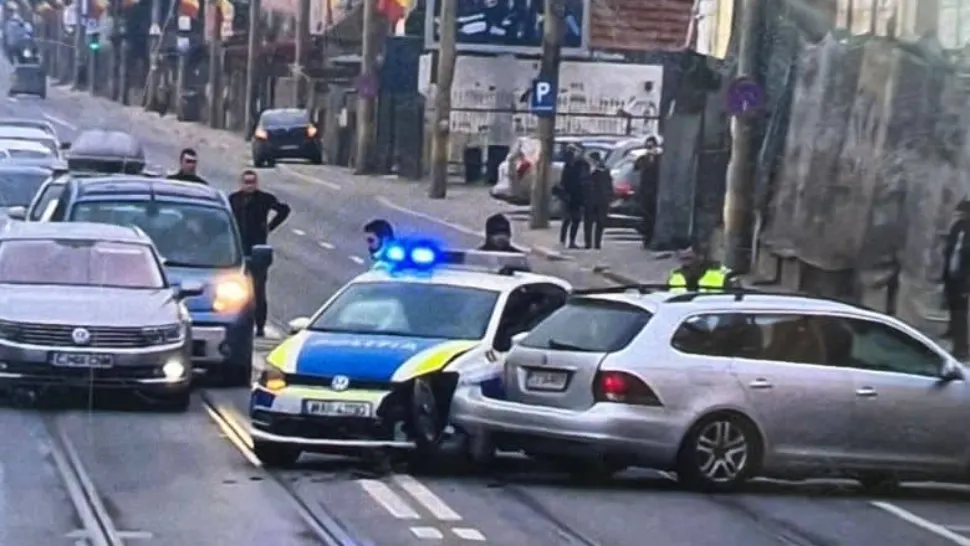Accident cu mașina de poliție la protestul transportatorilor din Cluj - Sute de utilaje, în stradă