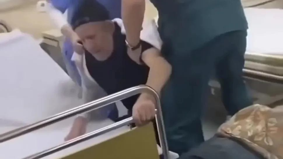 Scene șocante într-un spital din România, bătrân tratat asemeni unui animal - VIDEO ȘOCANT