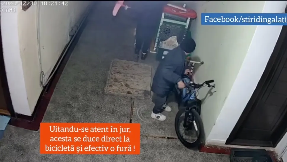 Copii veniți la colindat, filmați în timp ce fură o bicicletă din scara unui bloc - VIDEO
