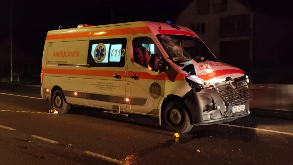 Pieton spulberat de o ambulanță aflată în misiune. Victima a fost stabilizată și transportată la spital, dar a murit 