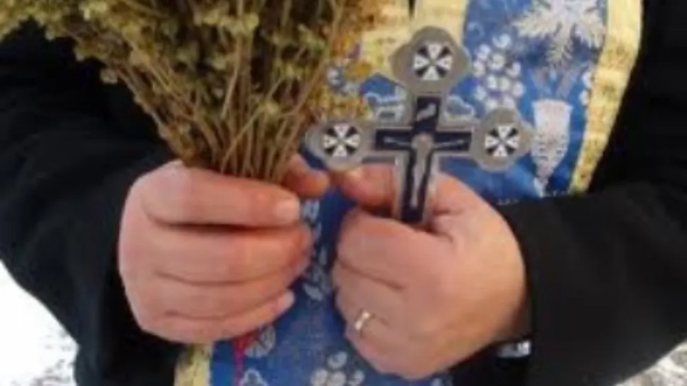 Pieton lovit cu mașina de un preot care se întorcea de la sfințirea caselor. Șoferul a fugit de la fața locului - VIDEO