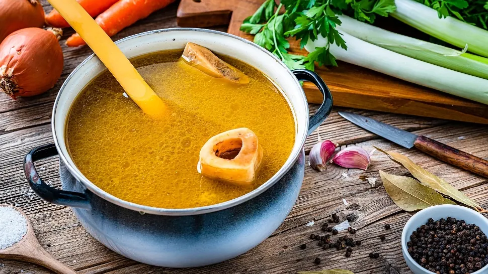 Cea mai nouă fiță de pe mesele vedetelor: bulionul de oase 