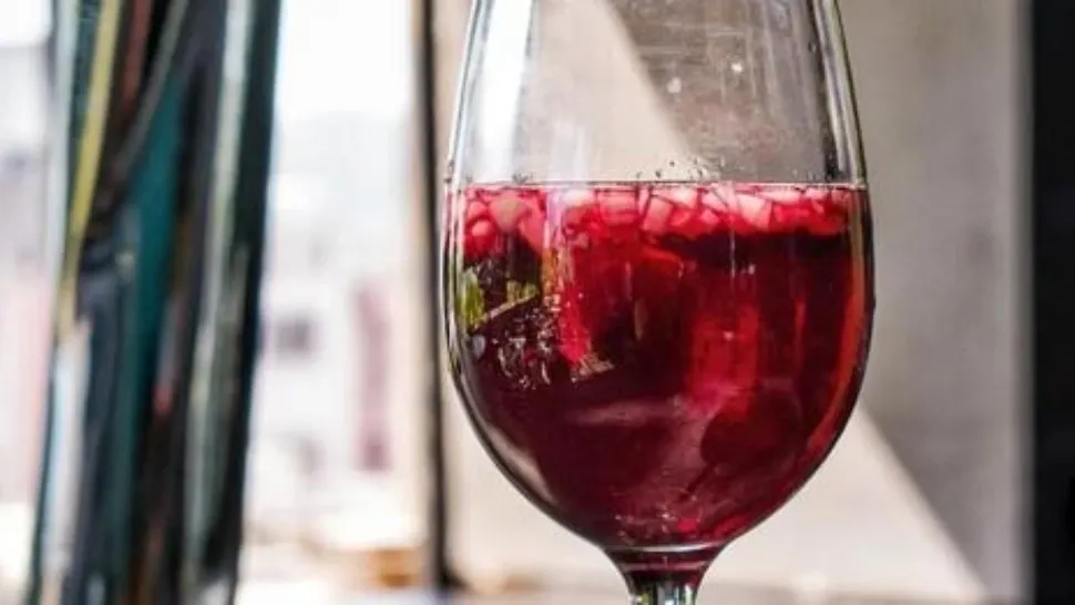 Cocktailul „fata somnoroasă”, rețeta care face furori pe TikTok. Chiar te ajută să adormi?