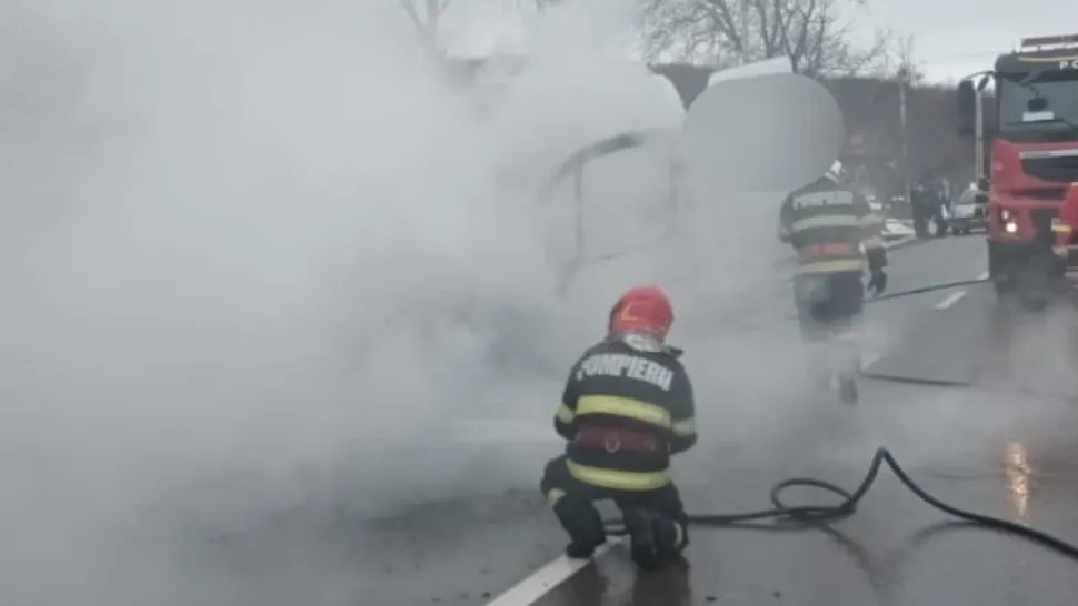 Un microbuz cu 18 pasageri a luat foc în mers, pe o șosea din județul Neamț  - FOTO