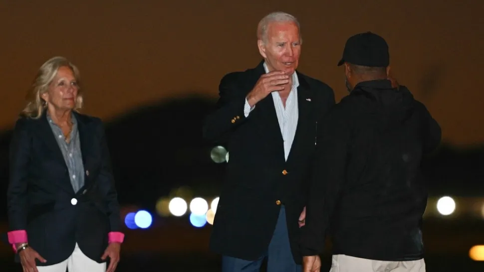 Joe Biden a ajuns de râsul tabloidelor: „S-a întors din vacanță roșu ca sfecla”