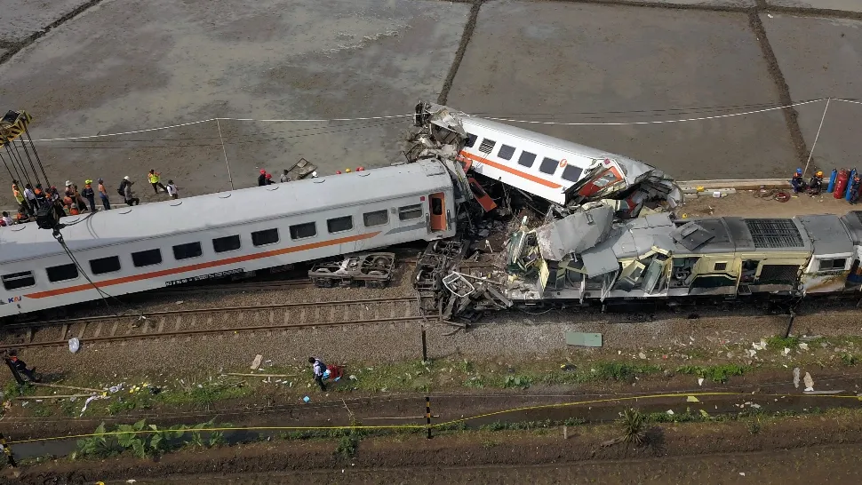 Accident feroviar grav: zeci de morți și răniți, după ce două trenuri s-au ciocnit - FOTO