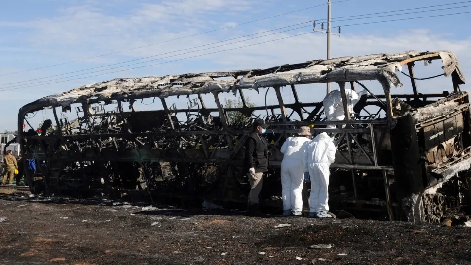 Impact violent între un autobuz cu pasageri și un camion cu marfă: cel puțin 19 morți, peste 20 de răniți