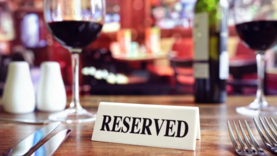 Masa de prânz la restaurant devine un lux pentru români. Cât a ajuns să coste prânzul pentru două persoane