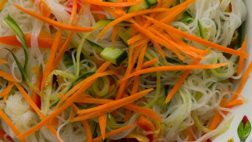 Diete speciale. Makguksu - rețeta de salată coreeană, plină de arome și aminoacizi, care face minuni VIDEO