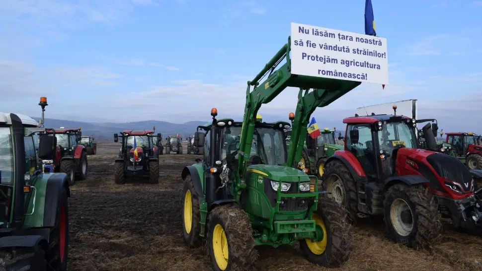  Fermierii din Mureş continuă protestele pe terenul de lângă Aeroportul Transilvania