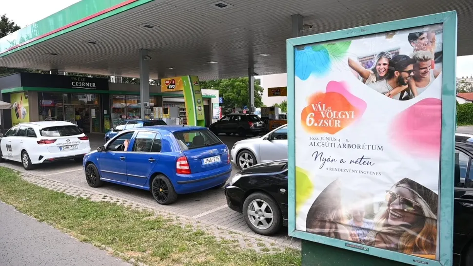 Ungurii iau cu asalt România ca să-și facă plinul la mașină. Cu cât sunt mai ieftini carburanții la noi 