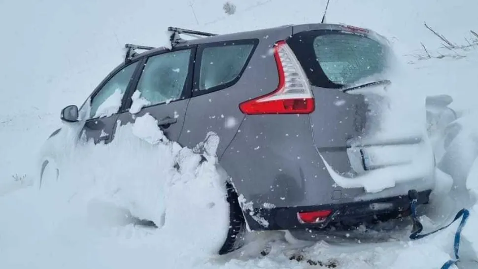 Mai multe mașini au rămas blocate în zăpadă, peste noapte, la Galați. Printre pasageri se numărau inclusiv copii 