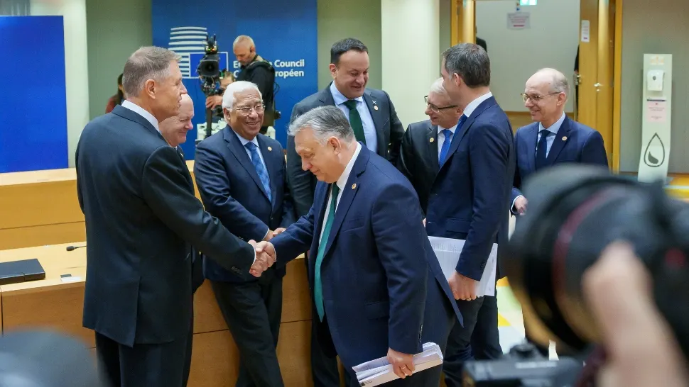 Imaginea momentului, de la Bruxelles: Viktor Orban s-a înclinat în fața lui Klaus Iohannis 