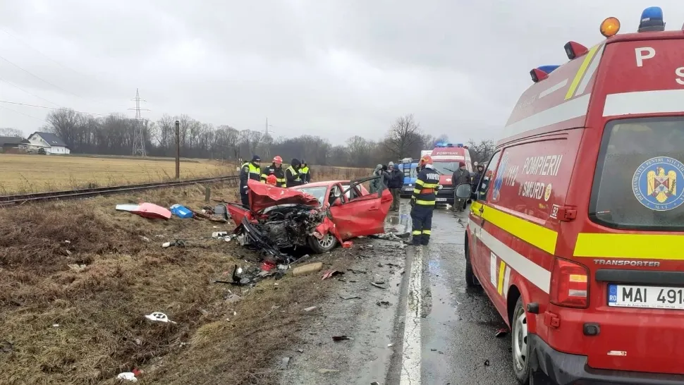 Accident grav, cu 3 victime încarcerate, în județul Suceava. 4 persoane au ajuns la spital