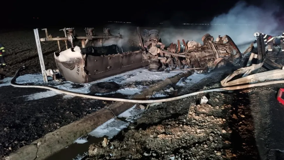 Incendiu violent la o cisternă răsturnată care transporta 40 de tone de motorină, în județul Brăila: șoferul a murit carbonizat - FOTO