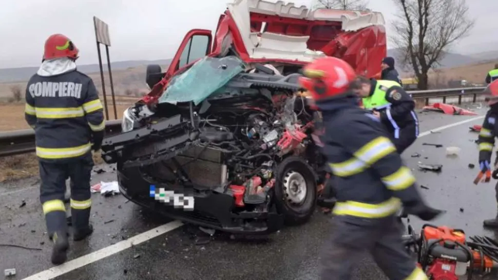 Mașină a Poștei Române, spulberată de un TIR, pe DN 1. Șoferul a murit, iar o altă persoană a ajuns la spital: imagini șocante 