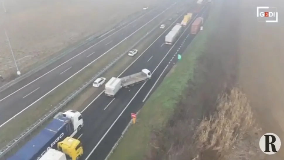 Carambol cu 150 de mașini pe o autostradă din Italia. Cel puțin 3 morți și zeci au fost răniți: care a fost cauza  VIDEO
