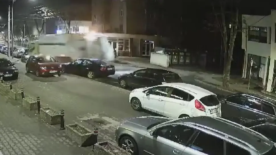 O mașină de gunoi a făcut prăpăd la Alba Iulia. Imagini halucinante cu vehiculul scăpat de sub control - VIDEO