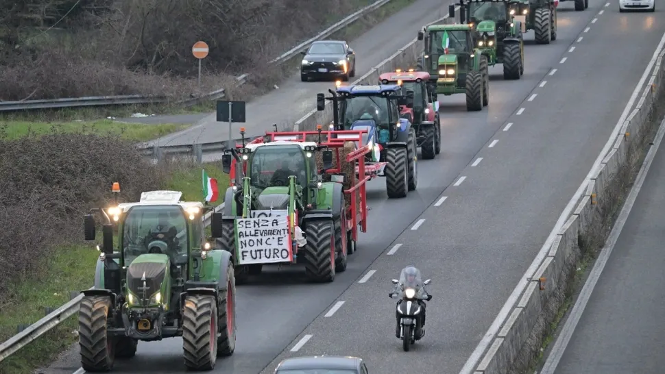 După Paris este pe cale să cadă și Roma!  Agricultorii, în drum spre capitala Italiei pentru a-şi prezenta revendicările guvernului