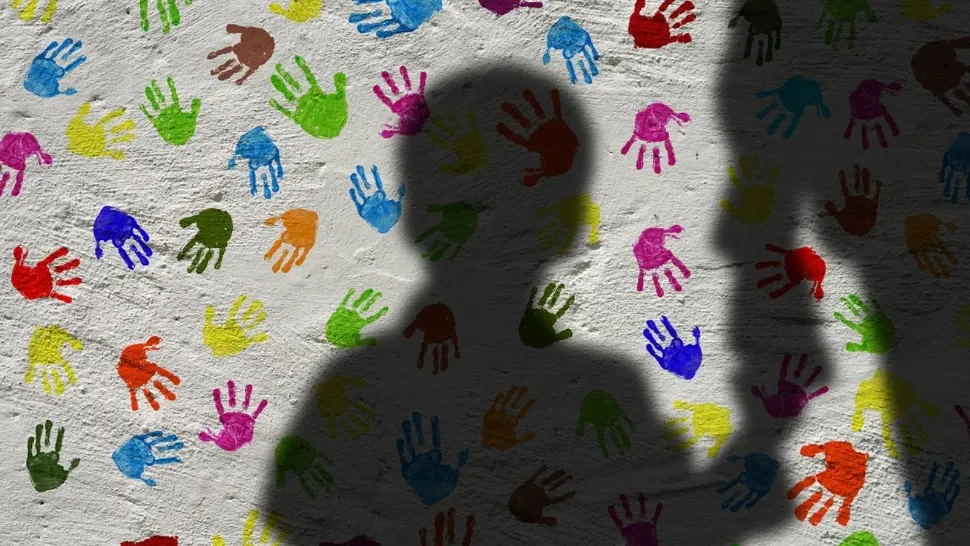 Un copil cu autism a fost agresat de colegii de clasă. Violențele au continuat și în fața profesoarei