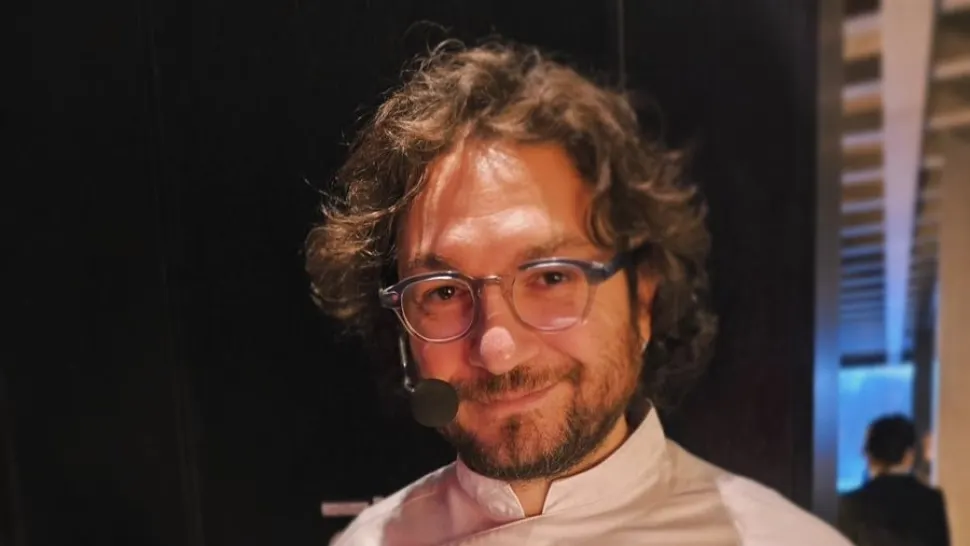 Rețeta de ciorbă cu cartofi și afumătură a lui chef Florin Dumitrescu: „Puneți la călit legumele în puțin ulei, dar nu le rumeniți”