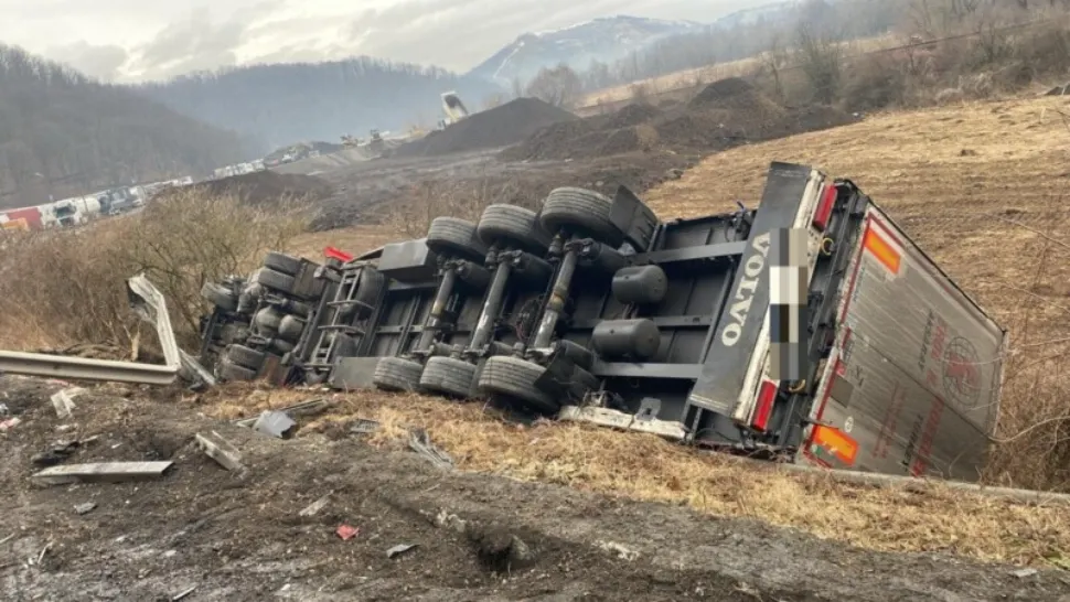 Accident mortal pe drumul dintre Cluj și Oradea. Un TIR a spulberat o dubă. Doi oameni au murit