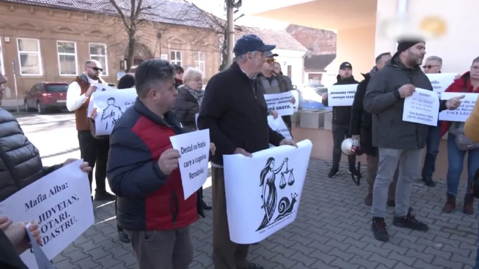 Zeci de oameni au rămas pe drumuri după ce și-au cumpărat apartamente. Păgubiții furioși au organizat un protest