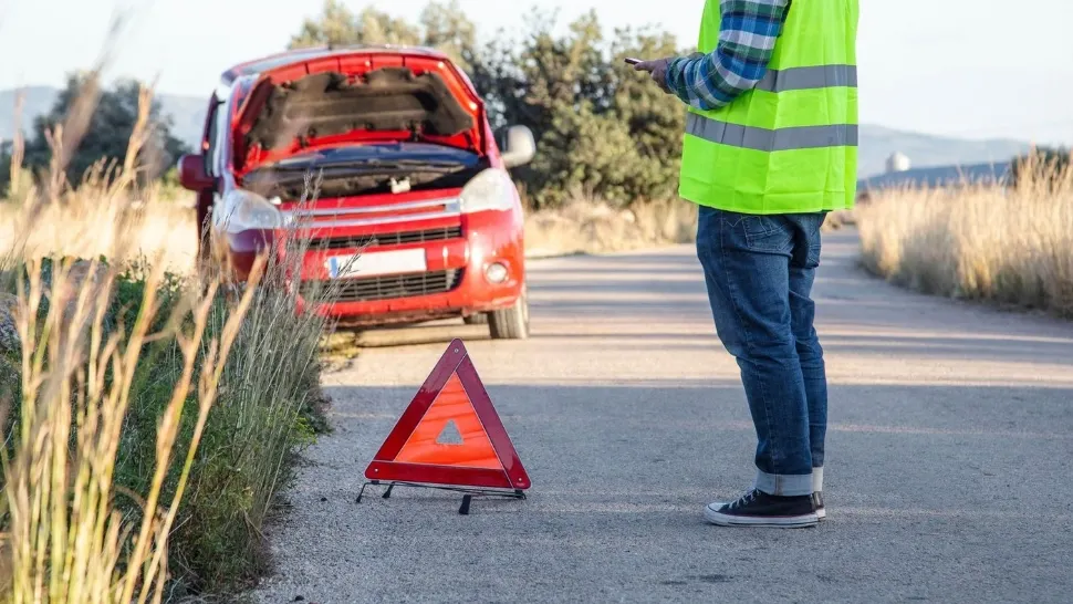 Bărbat strivit de mașina sub care se băgase s-o repare. Se zbate între viață și moarte pe patul de spital