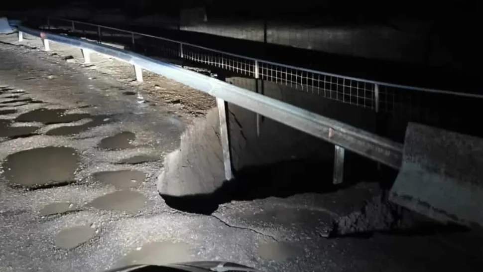 Un pod s-a surpat din cauza creșterii râului Suceava. Circulația a fost deviată
