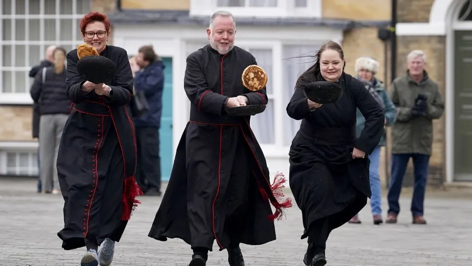 Angajaţii Catedralei din Canterbury s-au întrecut în prima cursă cu clătite 