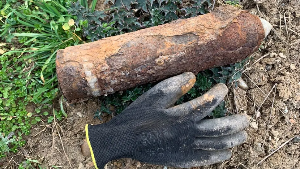 Proiectil din Al Doilea Război Mondial, descoperit în cimitir de un gropar