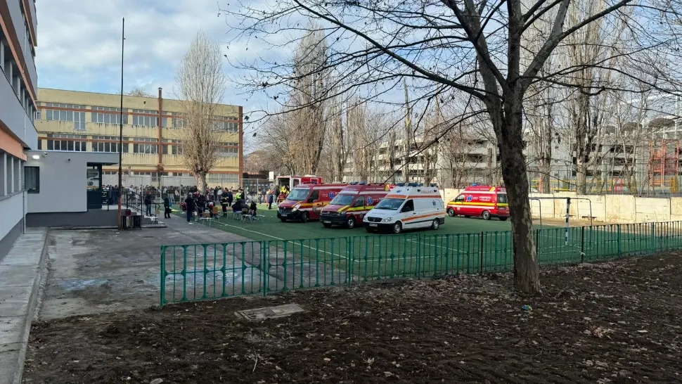 Alertă la un liceu din Capitală. 25 de elevi au fost transportați la spital după ce un coleg a dat cu spray lacrimogen în holul școlii - VIDEO