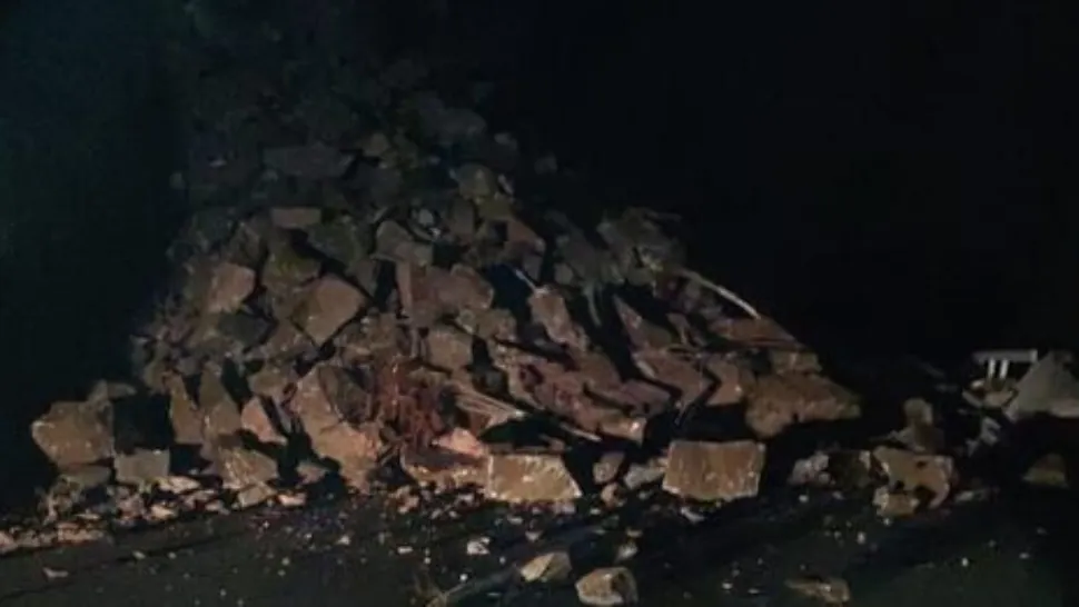 Pericol uriaș pe Transalpina. Trafic blocaj din cauza unor căderi masive de stânci