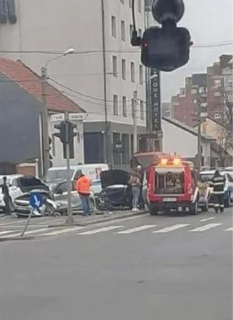 Accident spectaculos la Timișoara. O mașină a fost proiectată într-o colană de autoturisme aflate la semafor: un rănit 