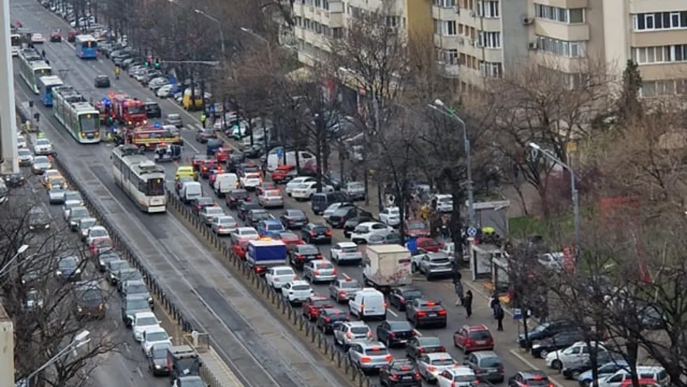 Haos în trafic, vineri dimineață, după ce 3 mașini s-au ciocnit! Circulația tramvaielor în zona Colentina, complet BLOCATĂ