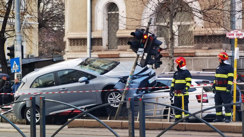 Accident spectaculos în față sediului Poliției Române din București. Imagini incredibile - FOTO