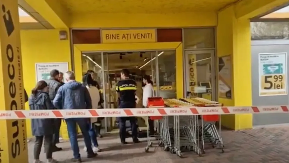 Tavanul unui supermarket din București s-a desprins și a căzut în capul unei cliente în vârstă de 70 de ani. Femeia, luată cu salvarea - VIDEO