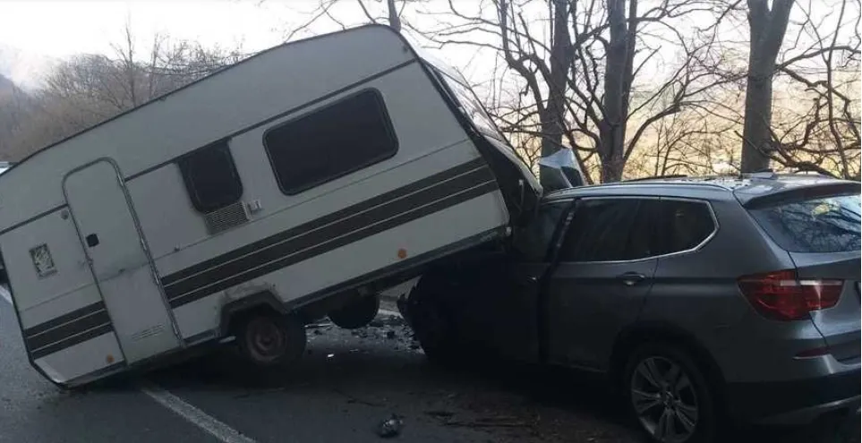 Clipe de groază pe șosea! O rulotă a căzut de pe platforma pe care era transportată şi a lovit un autoturism, în jud. Argeș