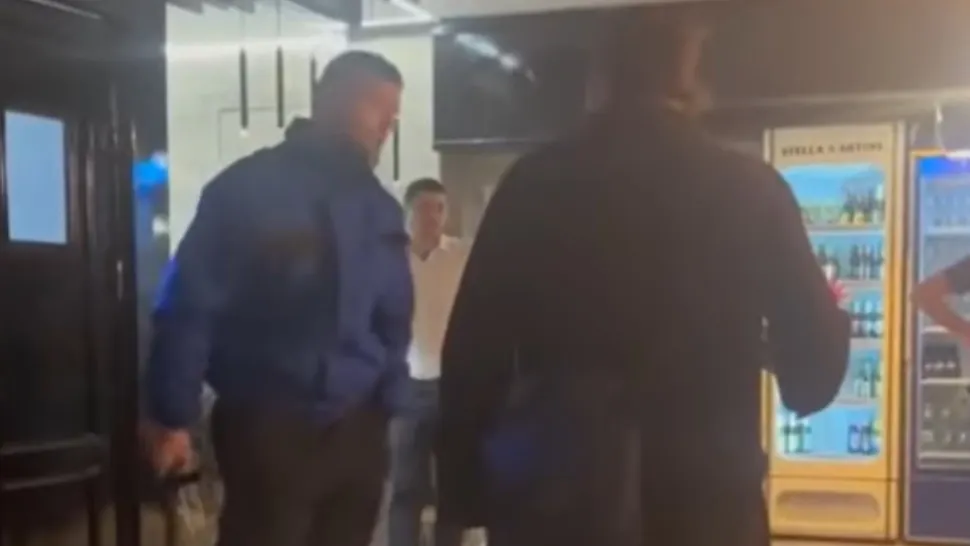 Bărbat îmbrăcat în călugăr, scos cu forța dintr-un restaurant din Focșani. Agentul de pază a folosit un șpray lacrimogen și l-a lovit cu bastonul