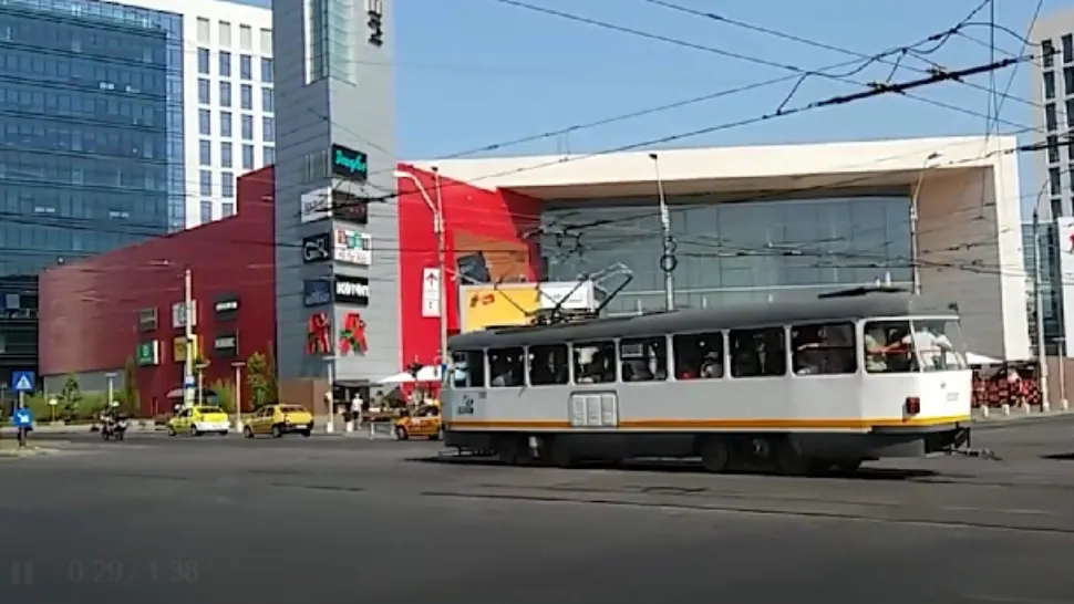 Bărbat, reținut după ce a fost surprins în timp ce simula acte sexuale în public. Scene șocante într-un tramvai din Capitală