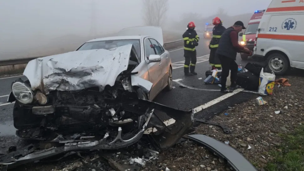 Impact viloent pe un drum din Iași. Trei persoane au ajuns la spital