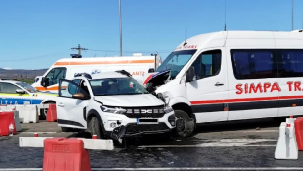 Accident cu 8 victime, în Vrancea. Impact violent între un microbuz cu pasageri și un autoturism