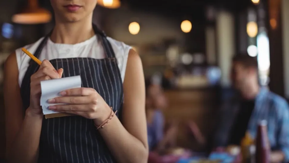 O chelneriţă dezvăluie secretul şocant din bucătăria restaurantelor. Practicile din spatele ușilor închise, pe care bucătarii nu vor să le afli