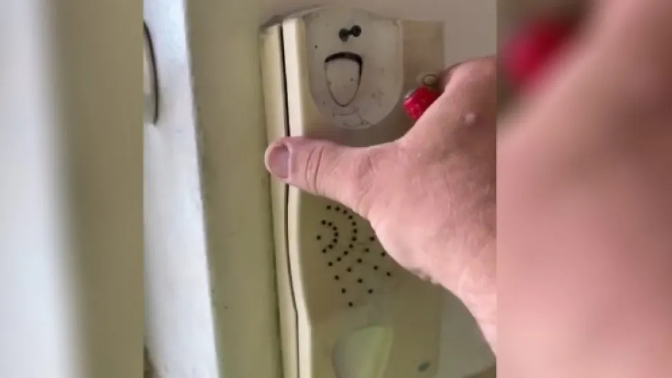Descoperire terifiantă într-un telefon ascuns în perete. I-a înghețat sângele când l-a desfăcut - FOTO