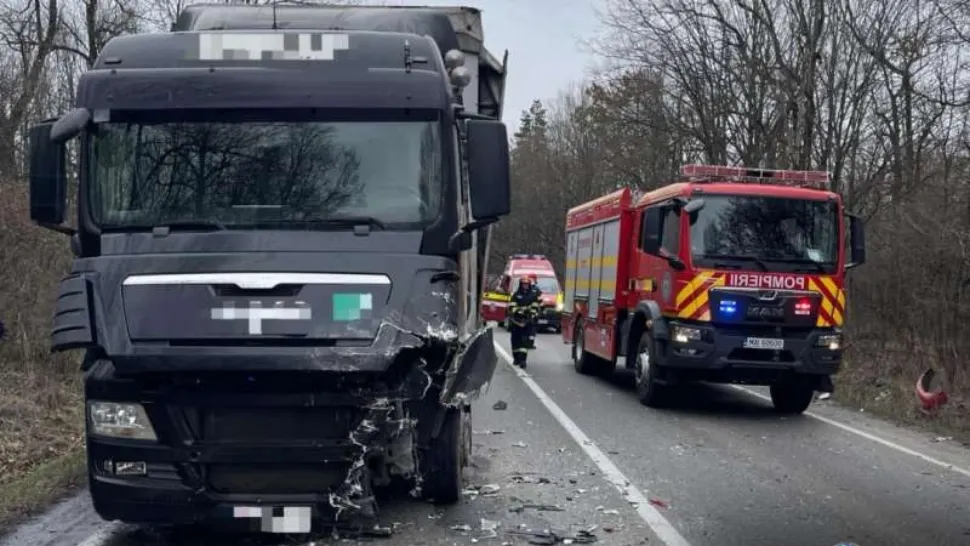 Dâmboviţa: O persoană a murit în urma unui accident grav pe DN 72 între un TIR şi un autoturism. Traficul este blocat în zonă